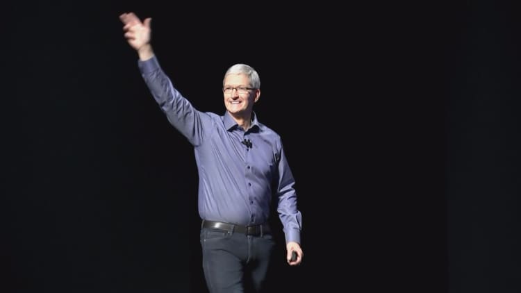 Apple chief facing challenges on India trip 