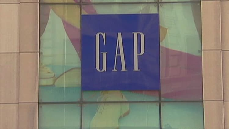 Gap closing 75 stores, reports mix earnings