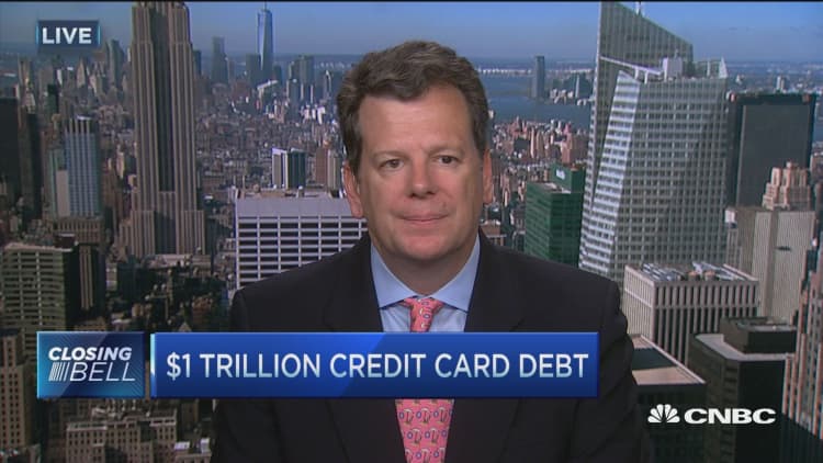US consumer credit card debt crawls to $1 trillion
