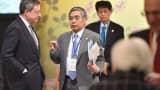 Bank of Japan Governor Haruhiko Kuroda, center, talks with European Central Bank President Mario Draghi at the G-7 meeting in Sendai on May 20.