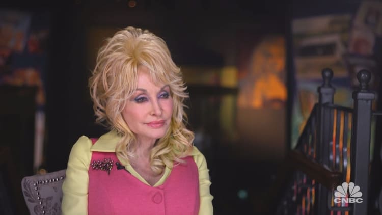 I love the tabloids: Dolly Parton
