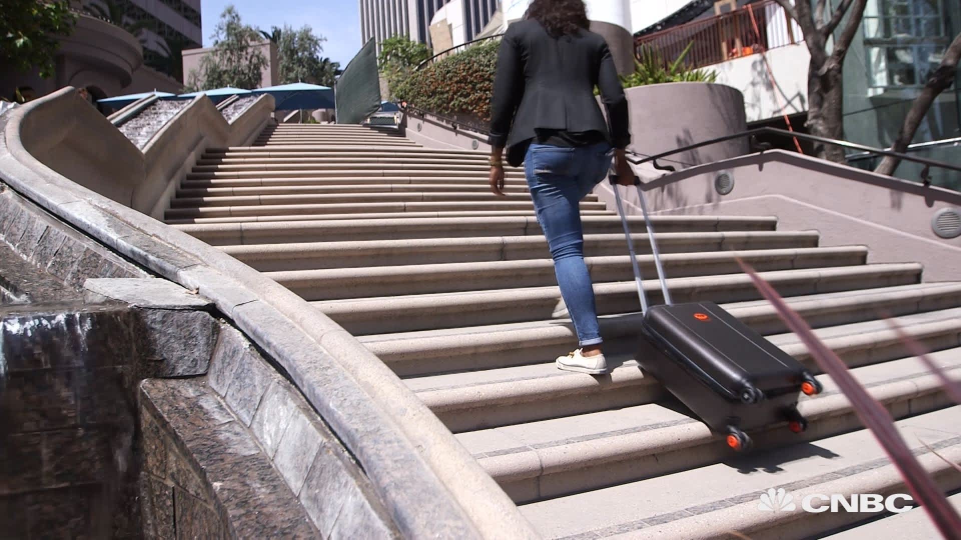 This smart suitcase traverses stairs like a tank
