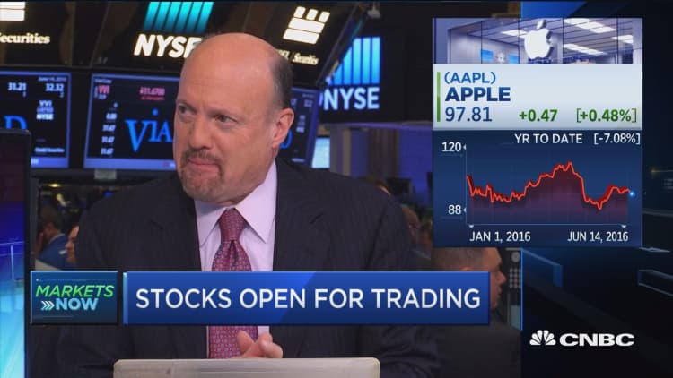 Cramer: Wall Street view on Apple is 'oxymoronic'