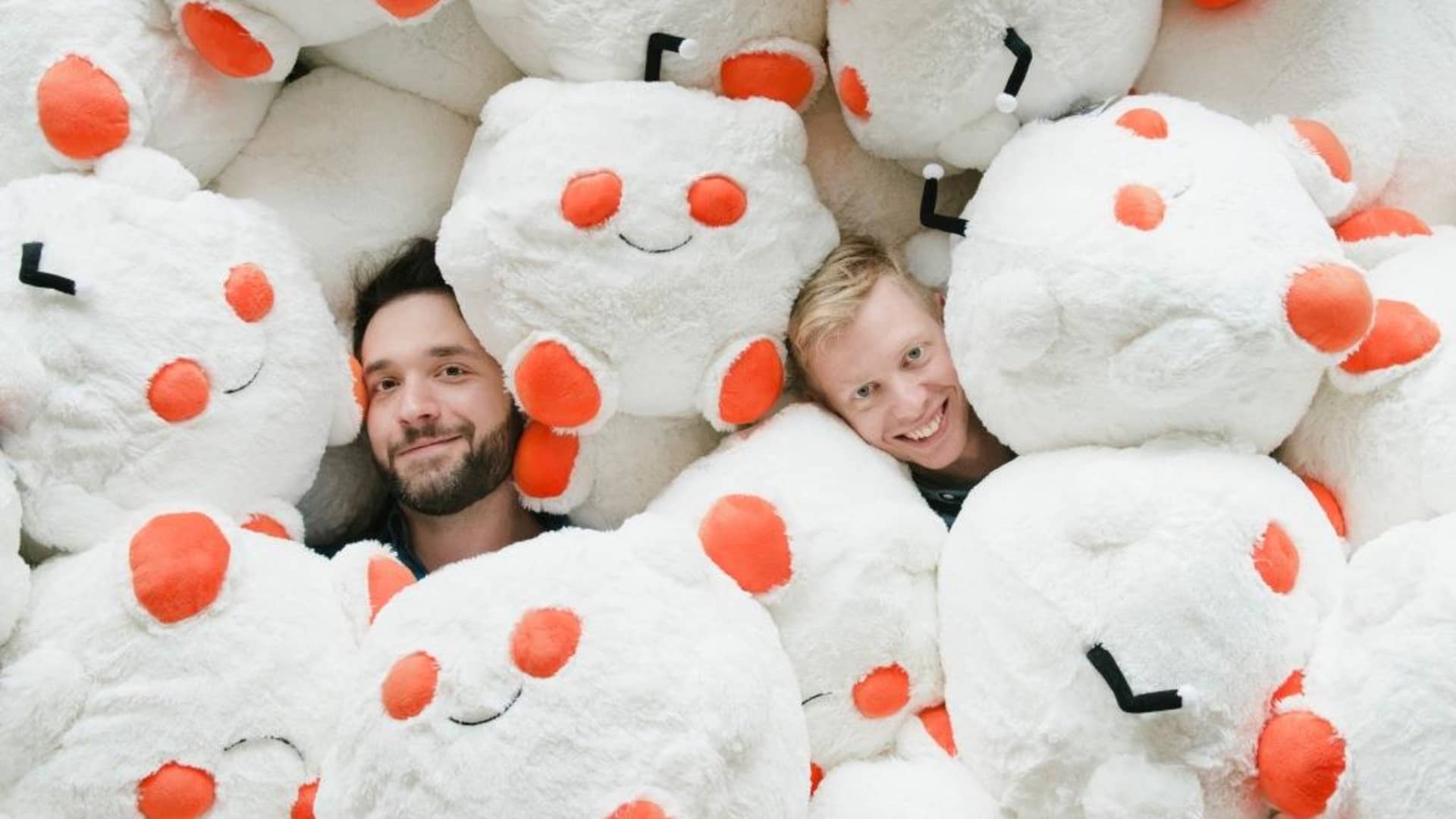 Reddit founders Alexis Ohanian (L) and Steve Huffman (R)