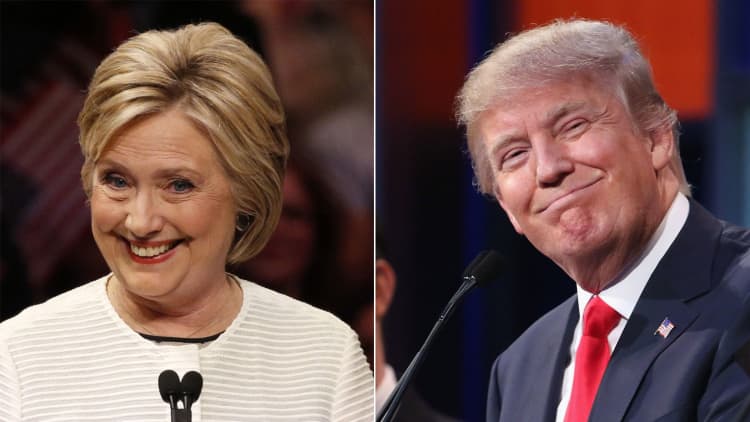 Clinton and Trump in race for campaign cash and swing voters