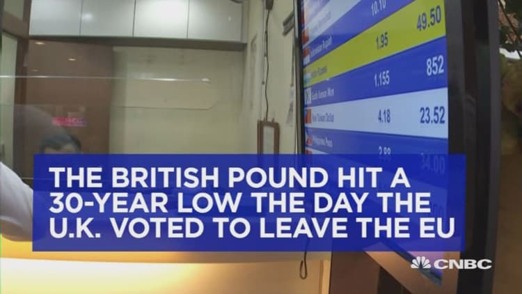 These people rushed to buy the British pound after UK vote