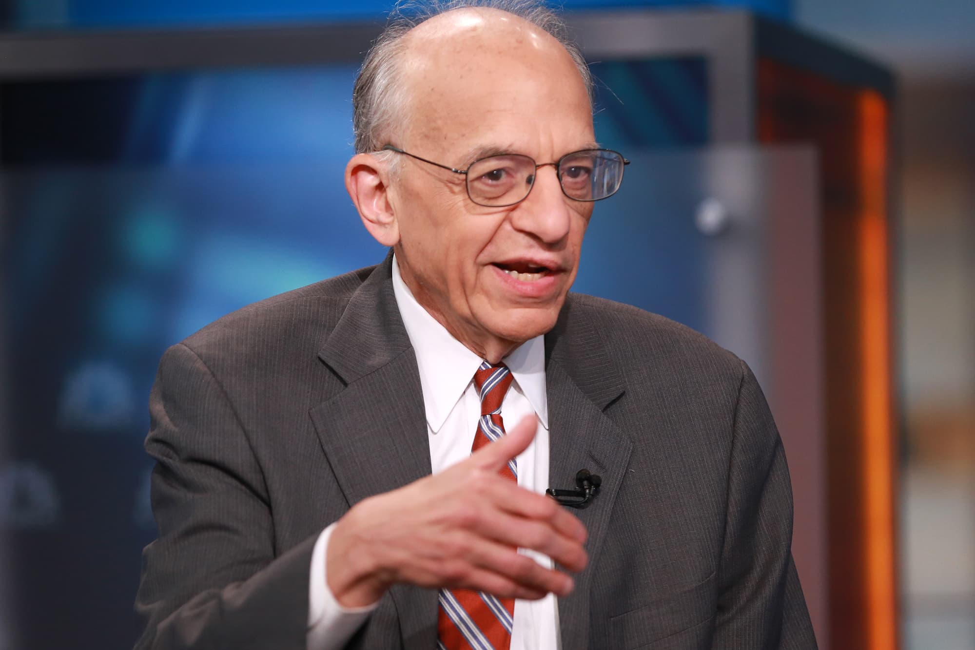 If the Fed doesn't cut rates, it will be 'tougher sledding' for the market this year, says Jeremy Siegel