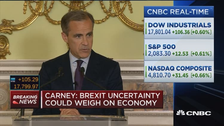 Pound down 1% on Carney's comments
