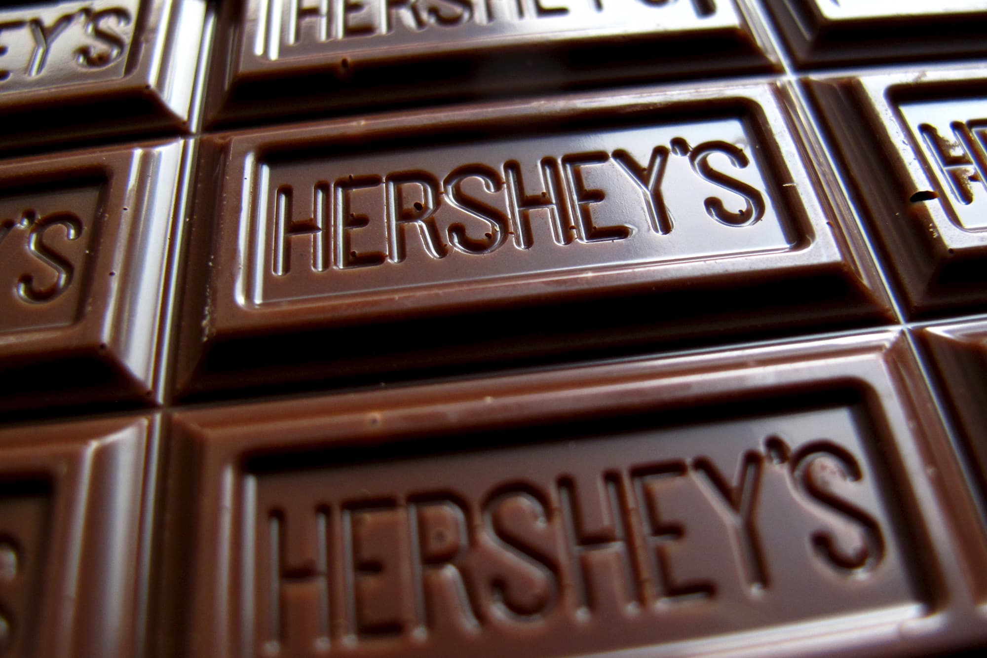 Продажи шести упаковок молочного шоколада Hershey's резко выросли в Ин...