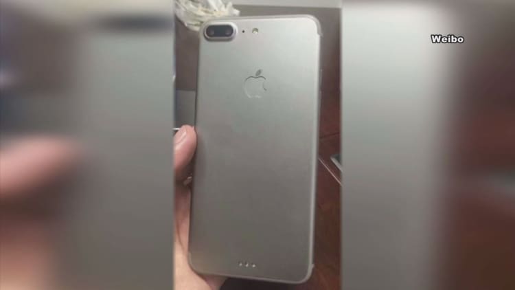 Leaked photos of iPhone 7 Plus show this button missing
