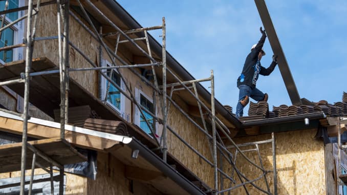 Un contratista mueve material para techos en una casa en construcción en el desarrollo de viviendas Toll Brothers Cantera en Gale Ranch en San Ramon, California.