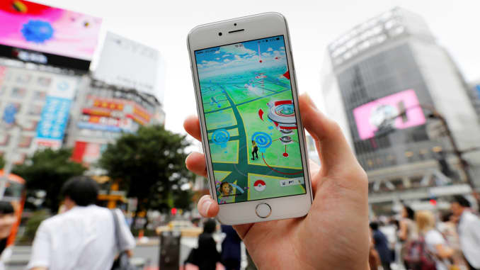 RT: Pokemon Go on mobile phone iPhone Tokyo 160722