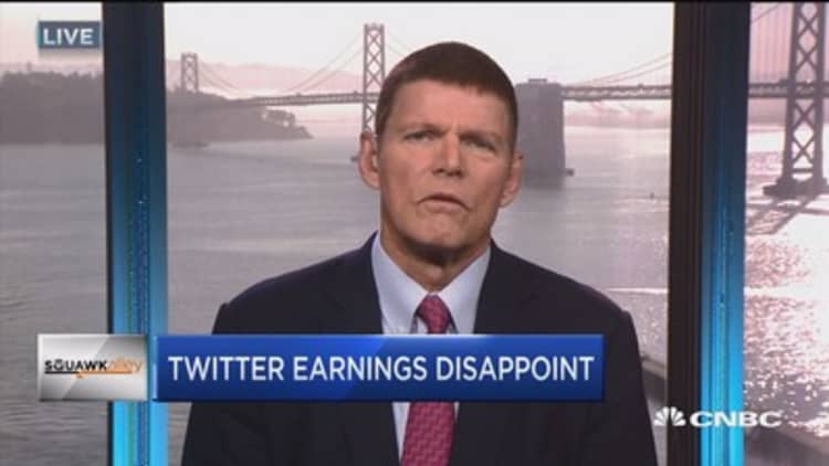 Apple pops, Twitter drops on earnings