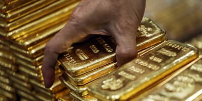 Gold holds ground as investors seek direction from Fed