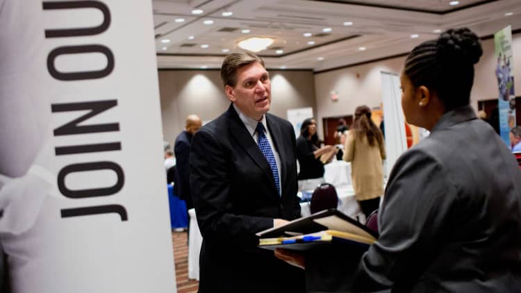 US weekly jobless claims remain unchanged at 230,000