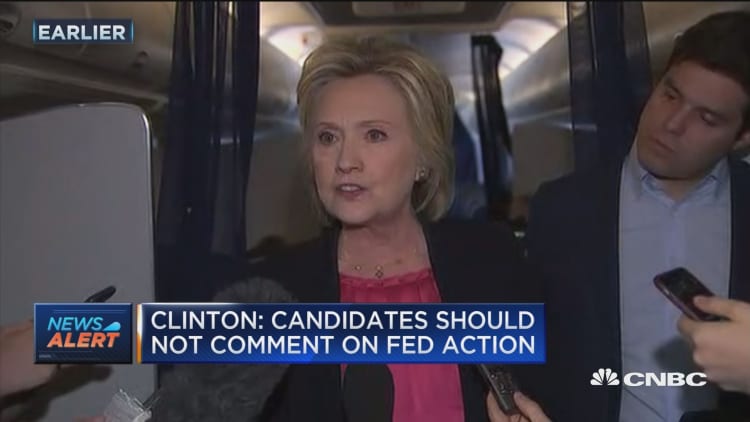 Clinton: Candidates should not comment on Fed action
