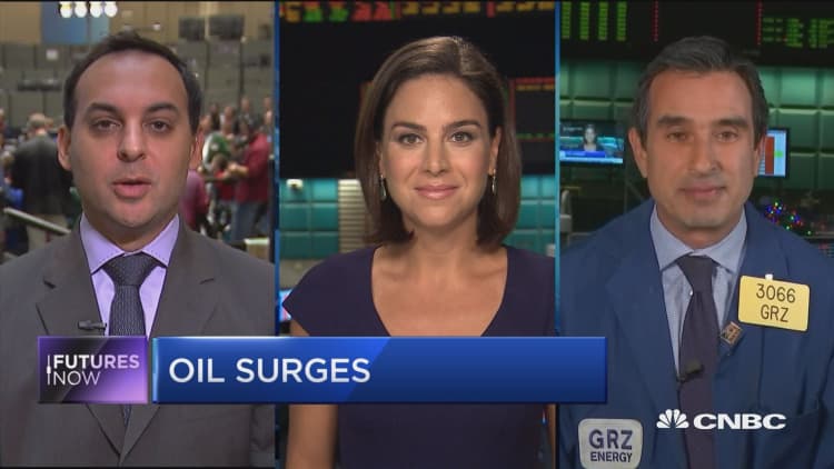 Oil rises off supply data 