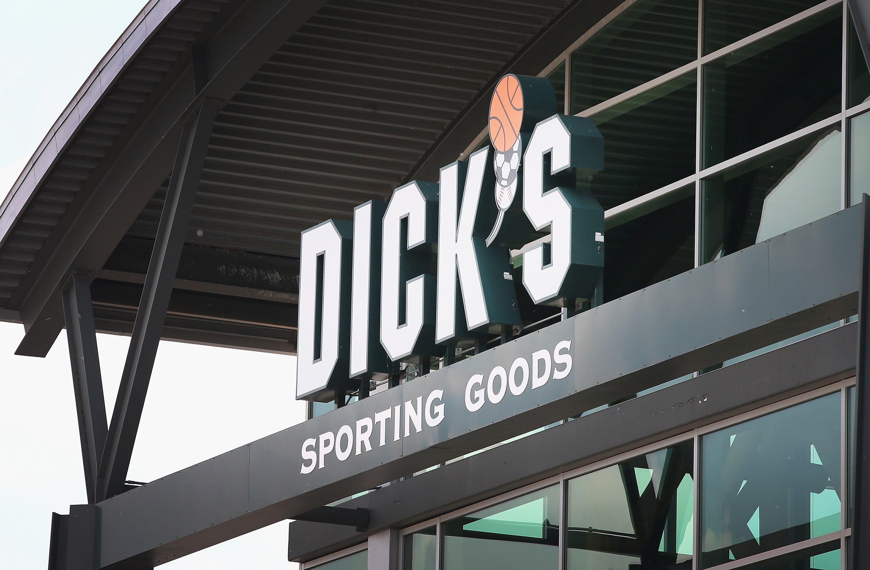 Cramer sees potential in Dick’s Sporting Goods, despite the quarter’s decline