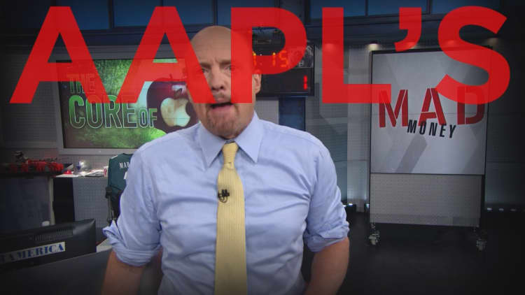 Cramer Remix: Samsung phones might be catching fire, but it's heating up Apple