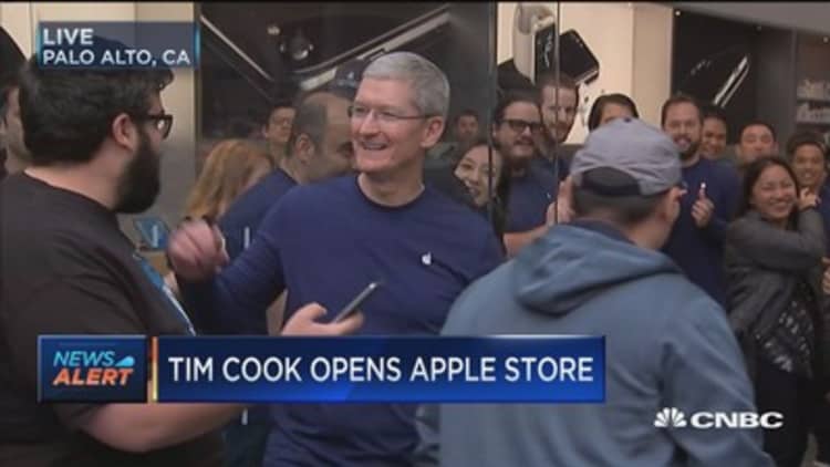 Tim Cook opens Apple Store
