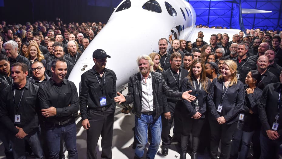 Richard Branson de Virgin Galactic, en el centro delantero, se reúne con empleados de Virgin Galactic frente a la nueva unidad SpaceShip Two VSS después de un lanzamiento de la nueva avion en el puerto aéreo y espacial de Mojave el 19 de febrero de 2016 en Mojave, Ca.