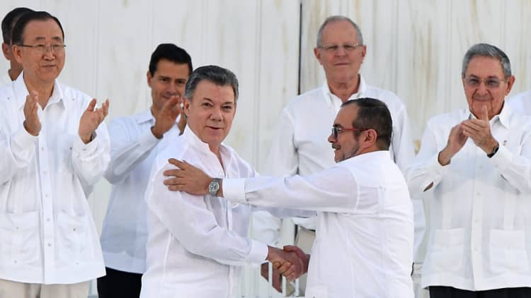 Fighter jets scare crowds at Colombia peace deal