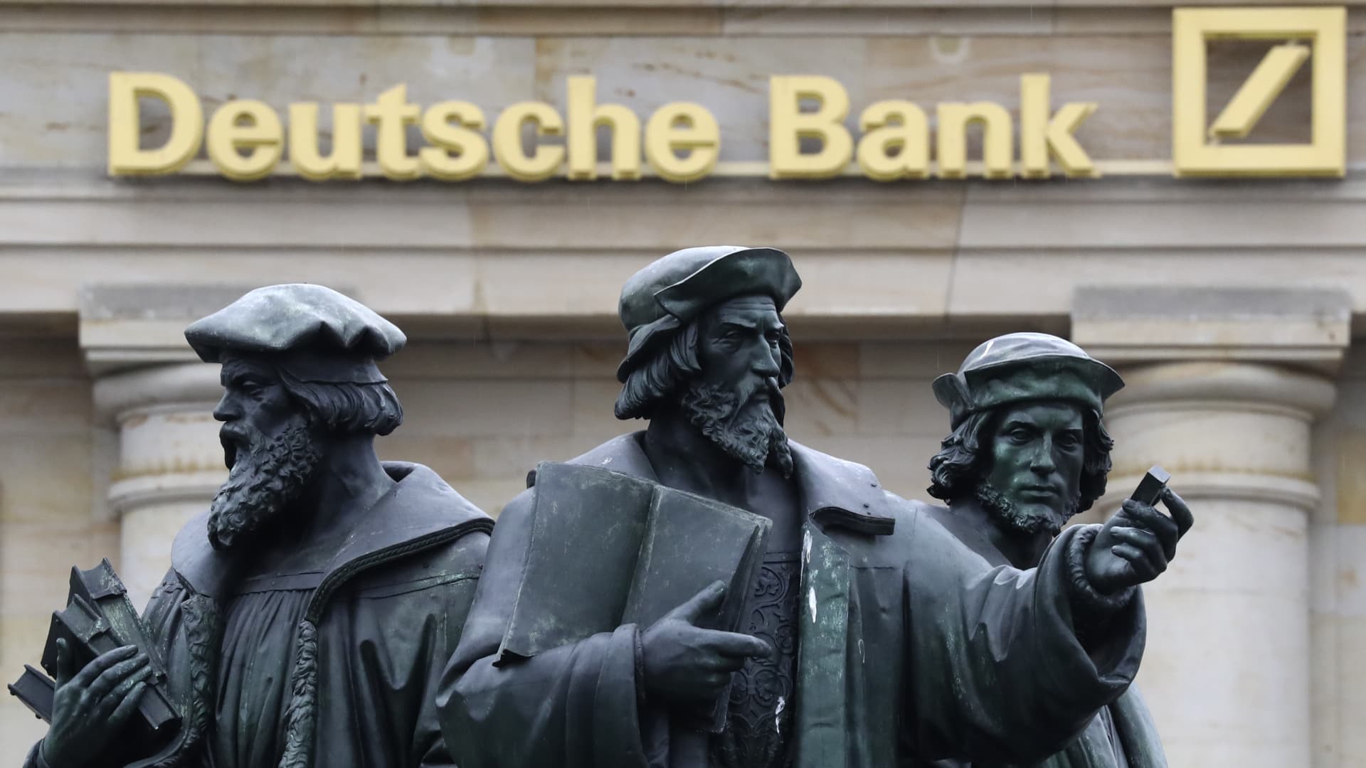 Deutsche Bank smashes profit expectations in fourth quarter as higher interest rates bolster revenue