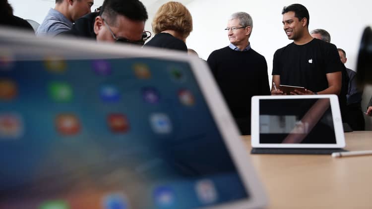 Bernstein senior analyst: Apple could benefit dramatically from tax rate change