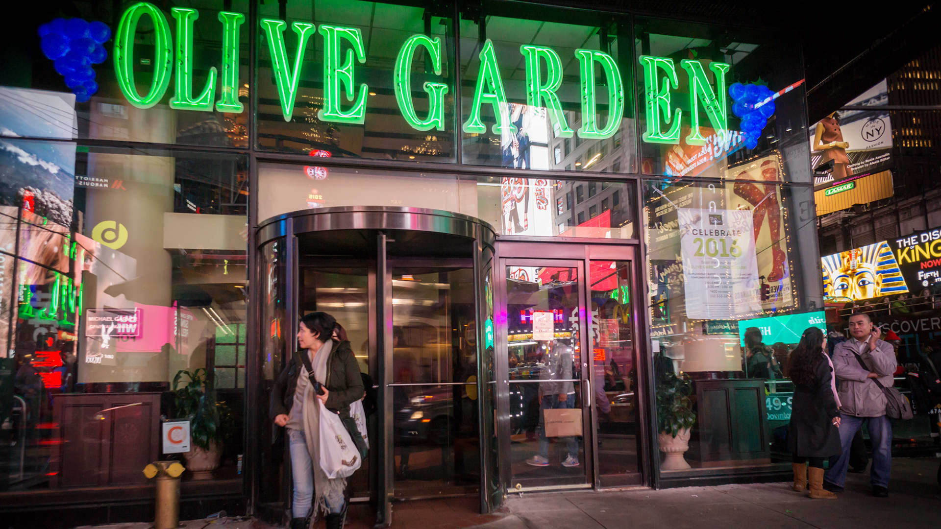 Olive Garden parent company Darden beats estimates, raises outlook