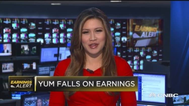 Yum falls on earnings