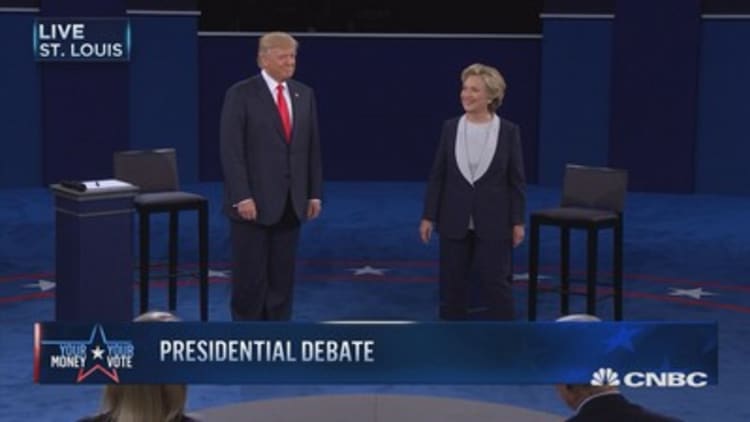 Trump, Clinton refrain from shaking hands