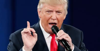 Trump refuses lapel mic at debate