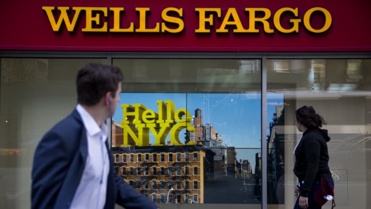 Wells Fargo discolses SEC probing sales practices