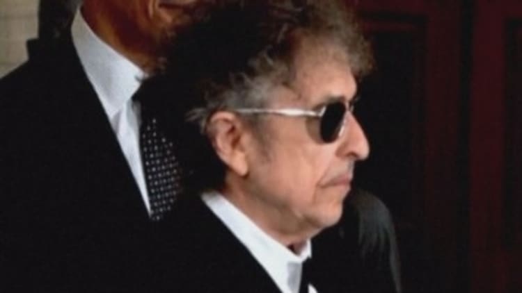 Bob Dylan angers Nobel authorities for being silent 
