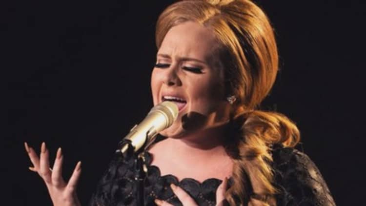 Adele tells fans not to vote for Donald Trump