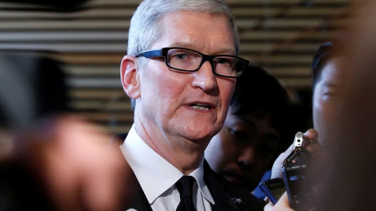 Apple's Tim Cook tours floor of NYSE