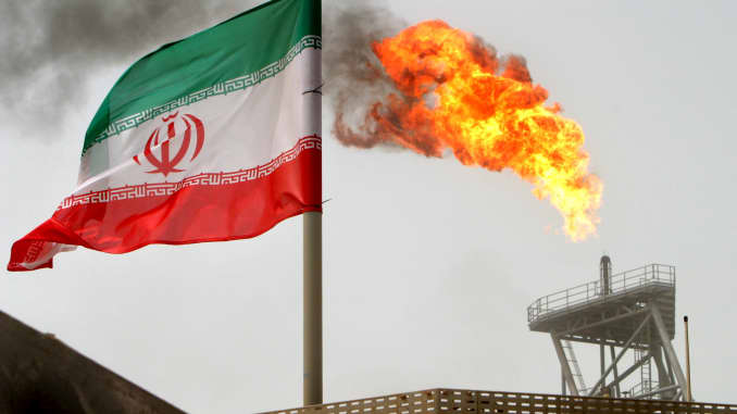 RT: Iran oil refinery Iranian flag Soroush oil fields 050725