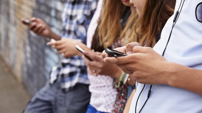 GP: teenagers using cellphones generic