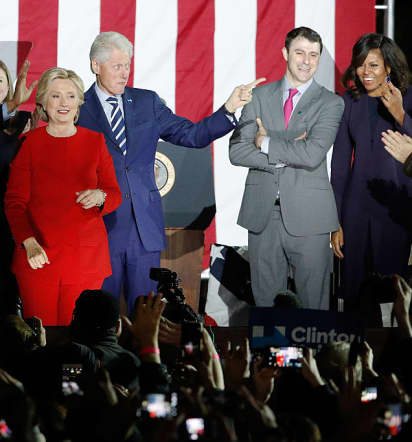 Clinton, Trump hit last day of campaigning trail
