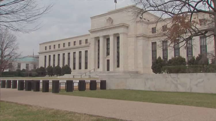Fischer says Fed is closer to rate hike 