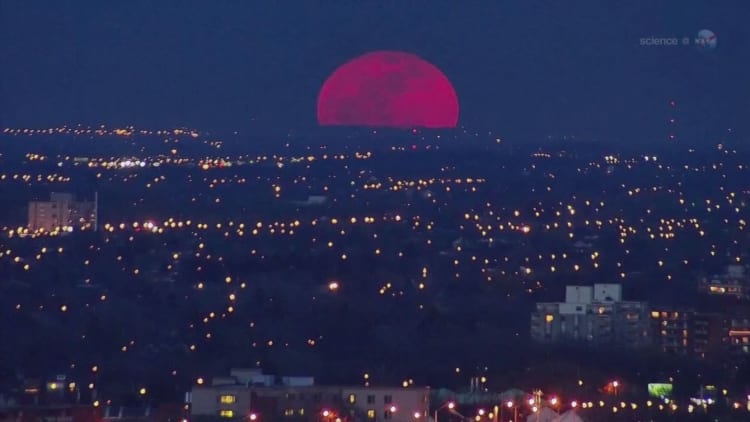 Supermoon getting extra close to Earth tonight