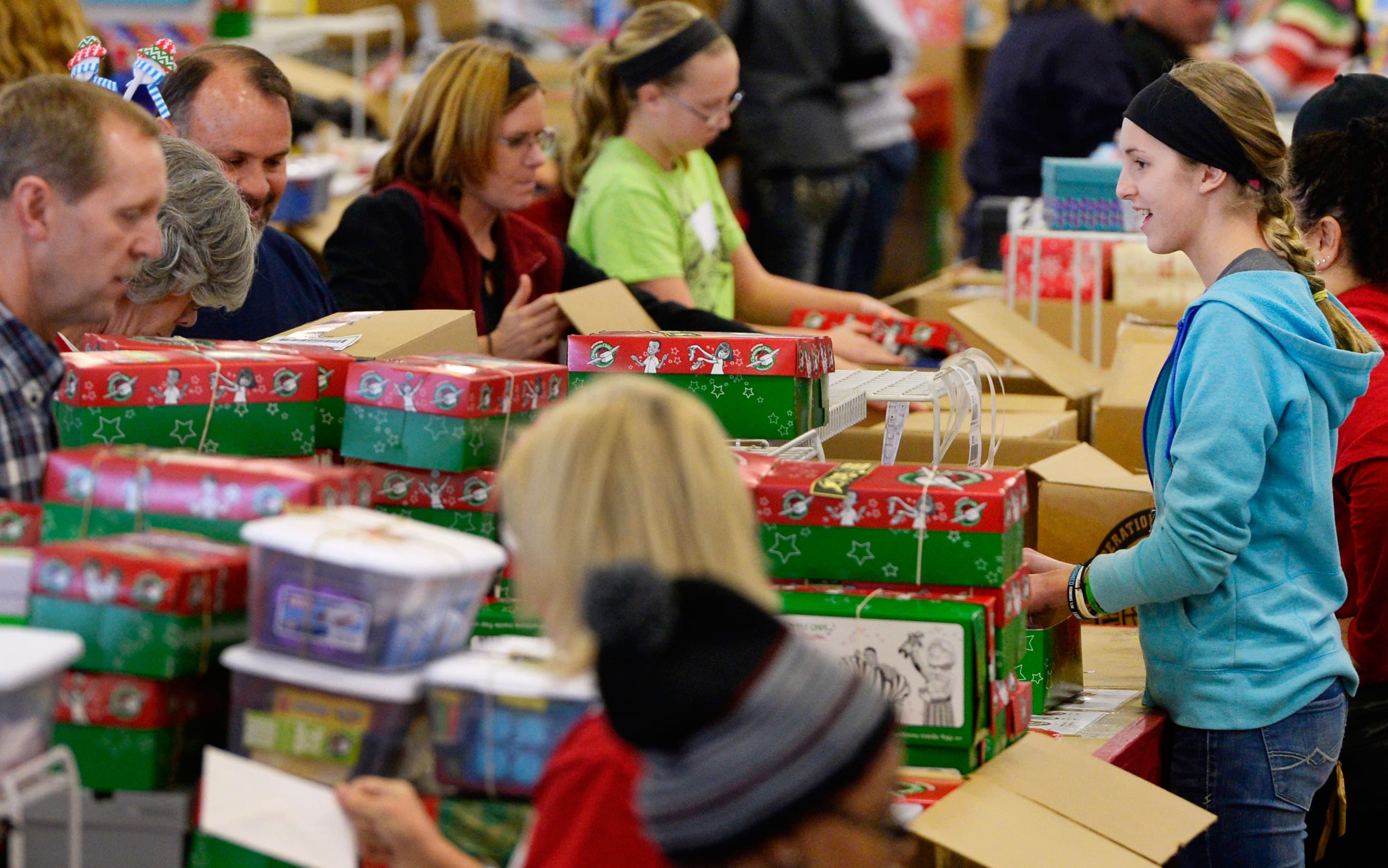 5 ways to teach your kids the art of giving this holiday
