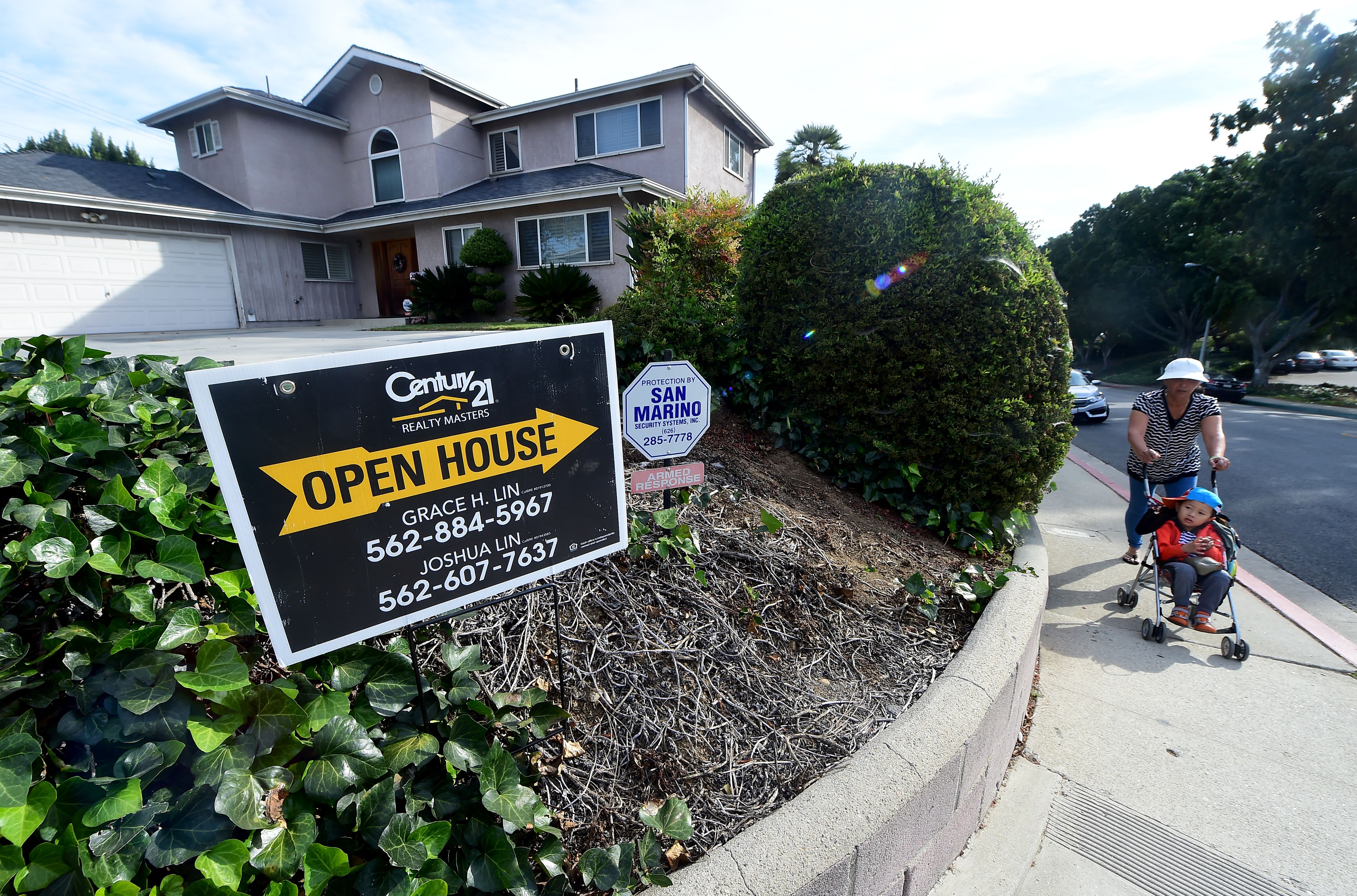 Borrowers are in a hurry to refinance, as mortgage rates fall for another week