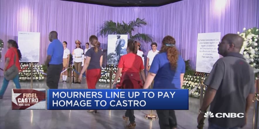 Mourners line up to pay homage to Castro