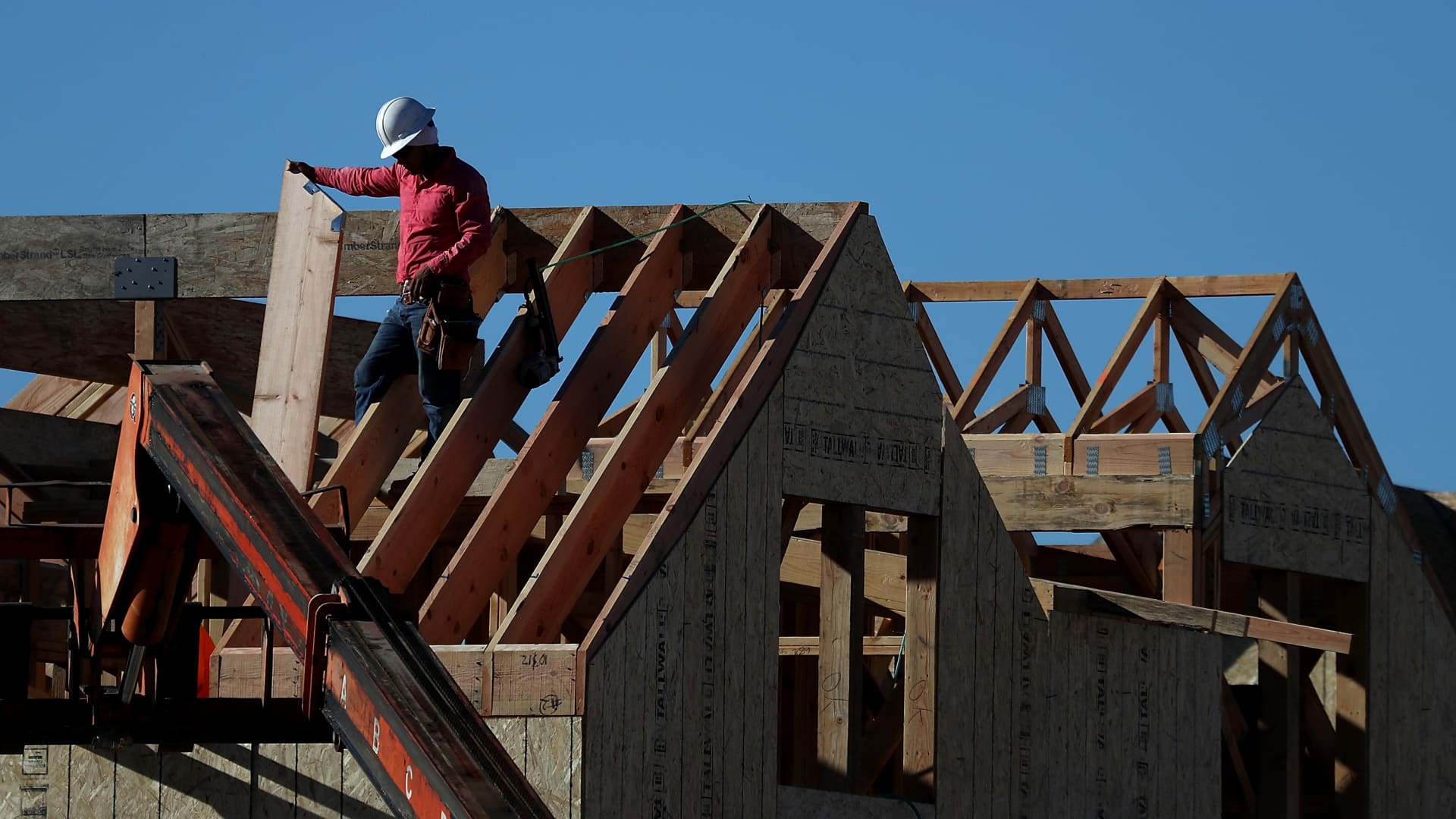 Homebuilder sentiment drops to half of what it was six months ago