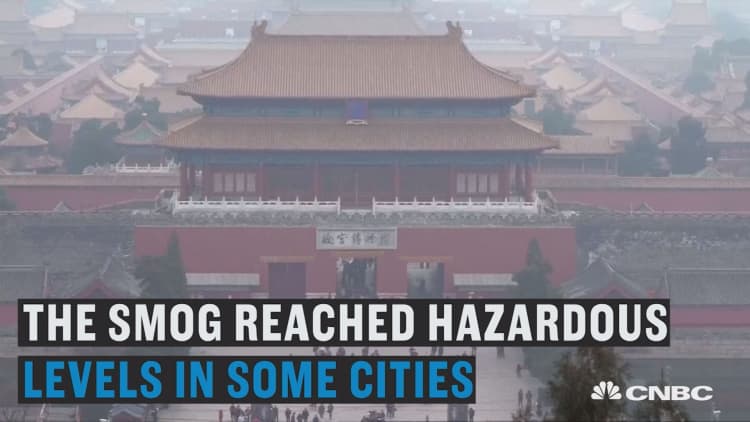 China's smog leaves thousands of passengers stranded