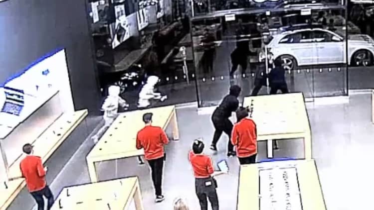 Watch an Apple store get robbed in 12 seconds