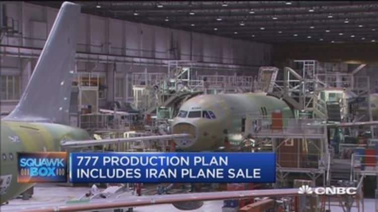 Boeing hikes dividend, cuts production