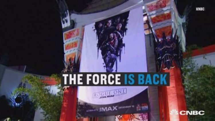 Star Wars fans line up for tickets & charity