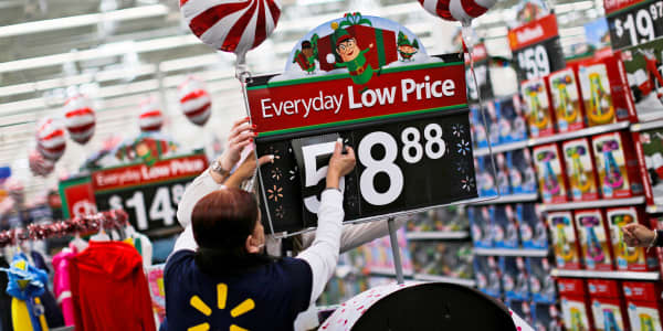 Walmart plans to hire 40,000 workers for the holiday season